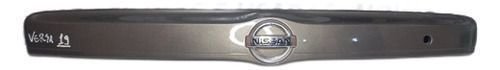 Friso Tampa Traseira Com Luz Placa Nissan Versa 2015 A 2020 Original Usado
