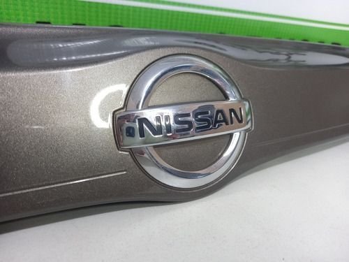Friso Tampa Traseira Com Luz Placa Nissan Versa 2015 A 2020 Original Usado
