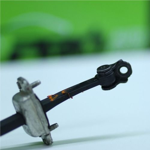 Limitador De Porta Dianteira Esquerda Gm Onix 2013 A 2020 Original Usado