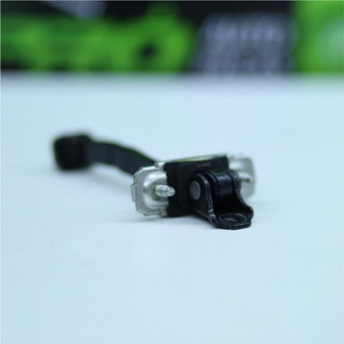 Limitador De Porta Traseira Esquerda Gm Onix 2013 A 2017 Original Usado