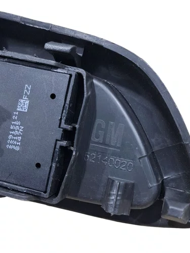 MOLDURA COMANDO BOTÃO PORTA DIANTEIRA GM ONIX 2013 A 2019 ESQUERDO ORIGINAL USADO