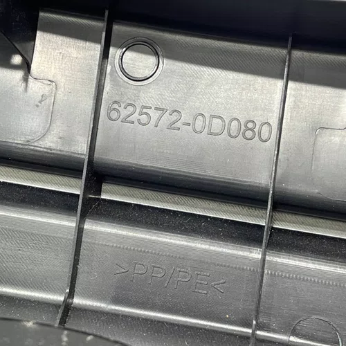 suporte Tampão Bagagito Esquerdo Toyota Yaris 2019 A 2024 Original Usado